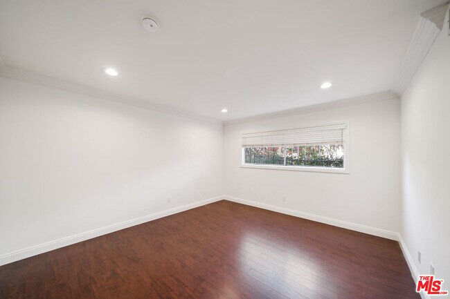 Building Photo - 133 N Swall Dr