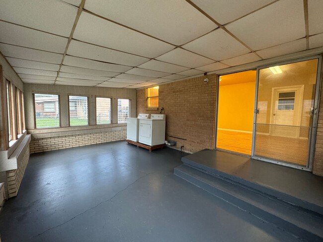 Building Photo - 360 Virtual Tour Available