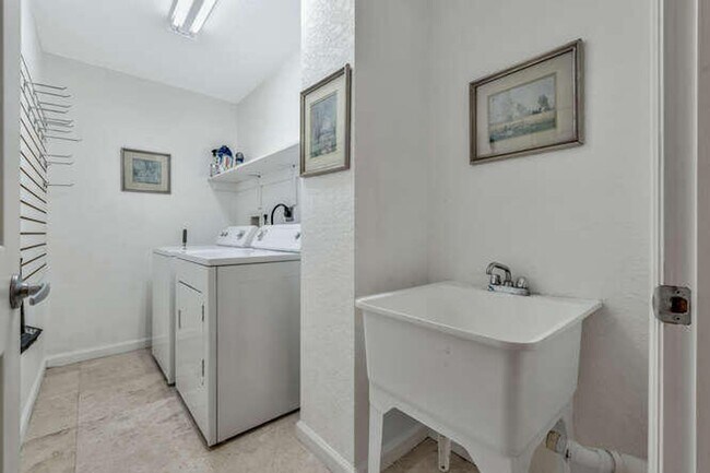 Building Photo - 1640 Presidential Way