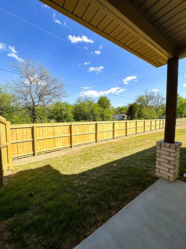 Building Photo - 1712 Rosemary Dr