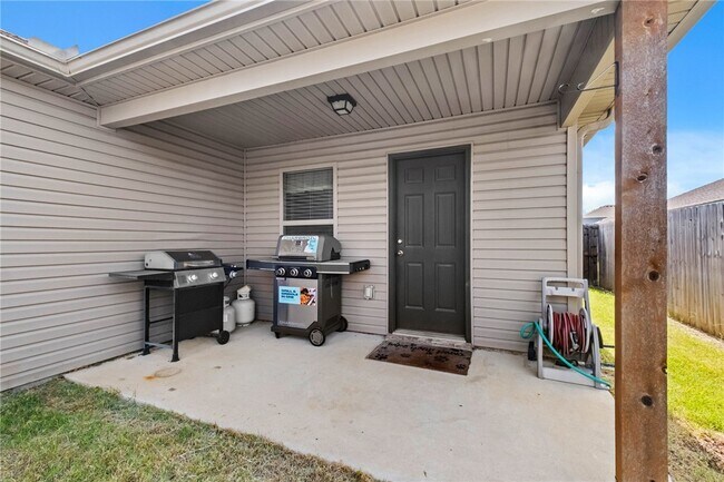 Building Photo - 927 E Swift Dr