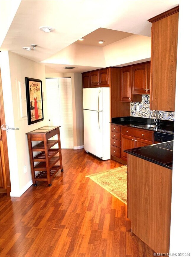 Building Photo - 520 Brickell Key Dr