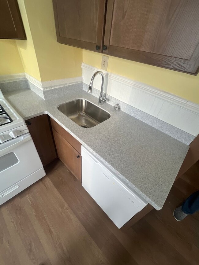 Building Photo - 330-32 PARADE