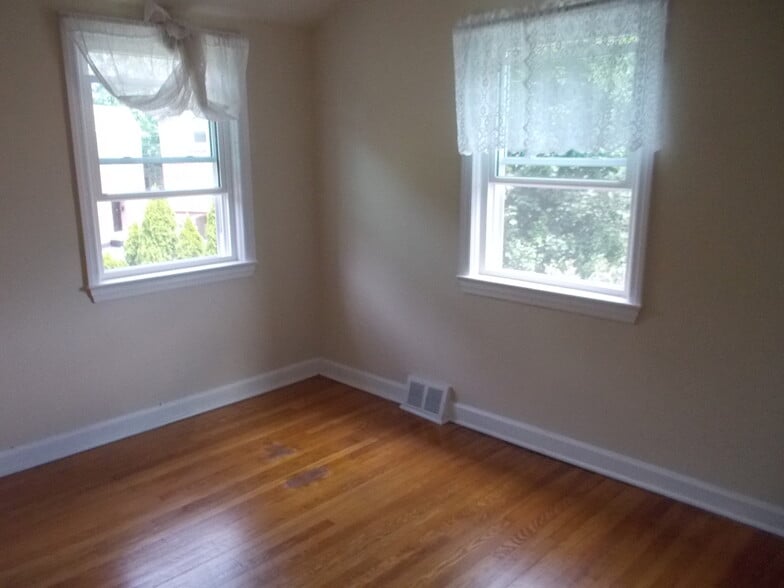 Back Bedroom - 216 Bailey Rd