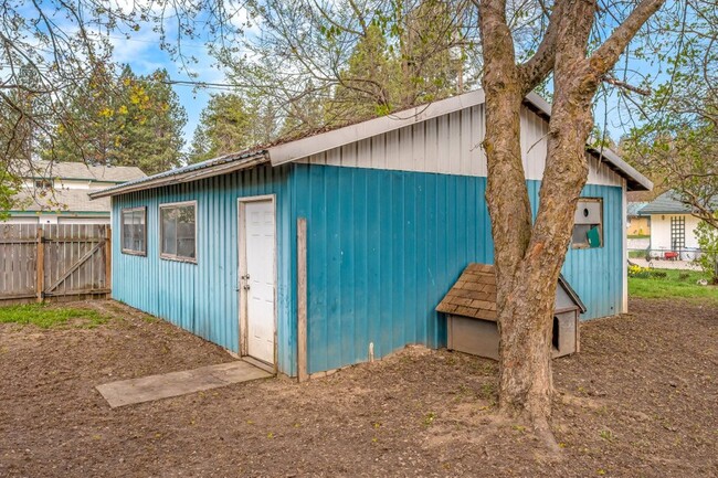 Building Photo - Central CDA rancher 2 bed 1 bath with 2 ca...
