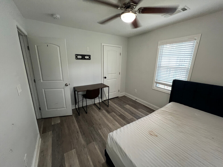 Building Photo - Room in Duplex on Cedar Ave NW