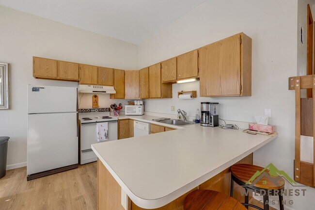 Building Photo - Sunshine and Views-Furnished 2 Bedrooms/2 Bathrooms Buffalo Ridge Condo