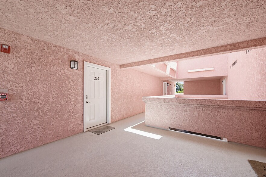 Building Photo - 4810 S La Brea Ave
