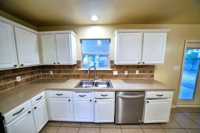 Building Photo - Beautiful Rental now available in Thistle ...