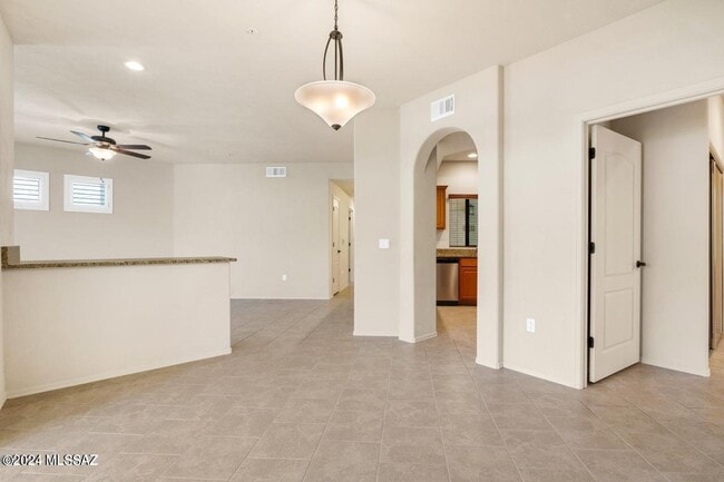 Building Photo - 2550 E River Rd