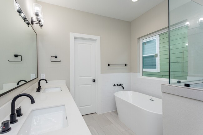 Building Photo - 1439 W 25th St