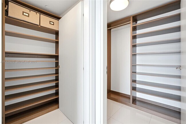 Building Photo - 200 Biscayne Blvd Way