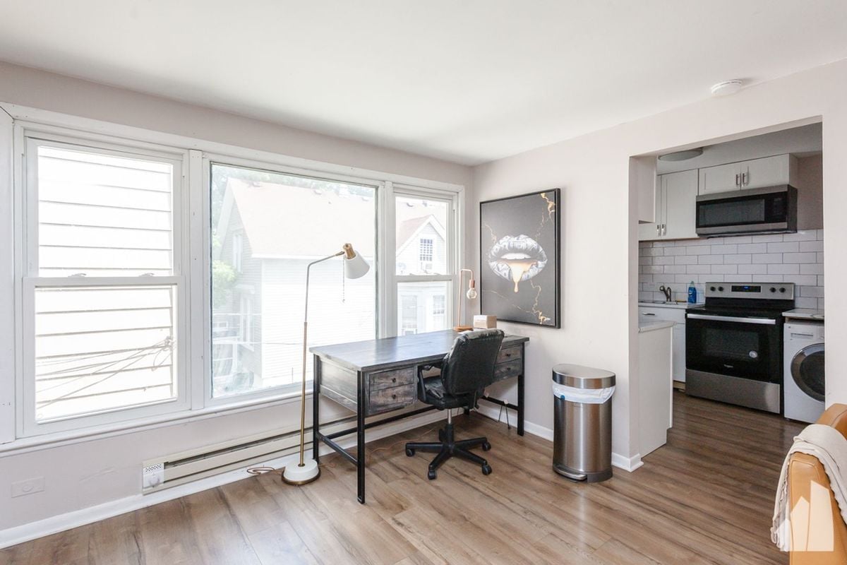 Building Photo - 6427 N Hermitage Ave