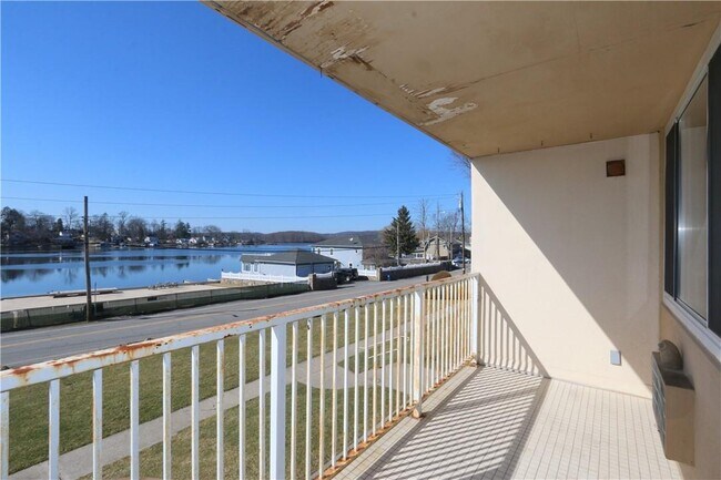 Building Photo - 141 E Lake Blvd