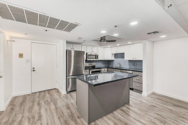 Building Photo - 7950 E Camelback Rd