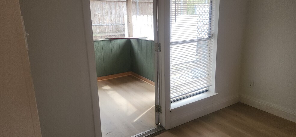 Building Photo - 605 E Applegate Dr