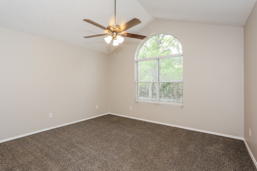 Building Photo - 12755 Serenade Cir N