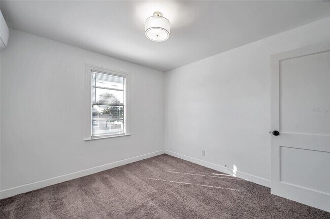 Building Photo - Gorgeous 2 bedroom 1 bath apartment