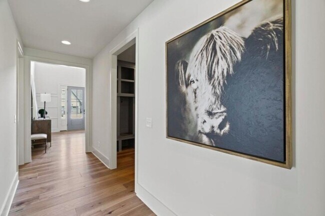 Building Photo - Luxurious 5 Bedroom, 3 Bathroom Home in Mc...