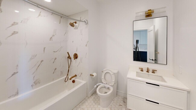 Building Photo - Studio with Laundry in Unit; Gym on Site! ...