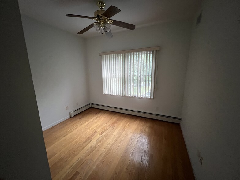 Bed room - 590 Landing Ave