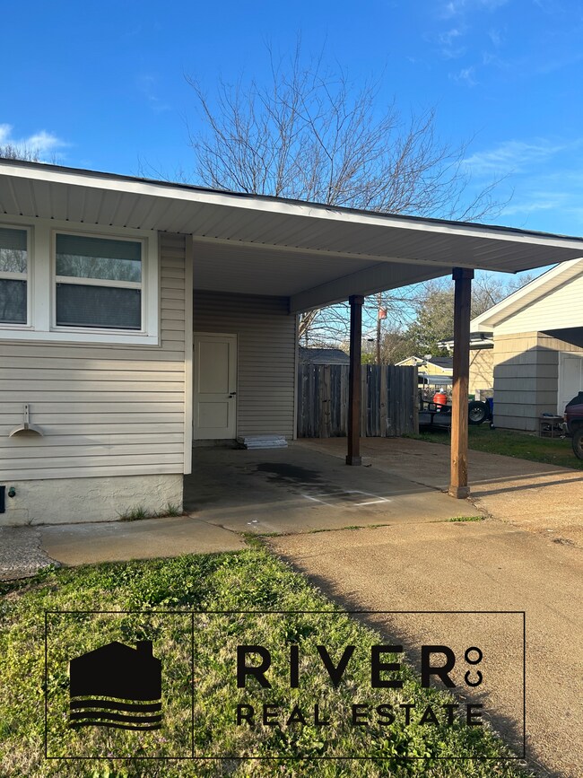 Building Photo - 520 W Collier Ave