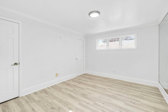 Building Photo - 1524 Glenlake Cir