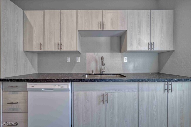 Building Photo - 610 San Lorenzo St