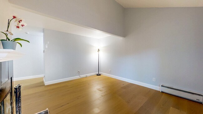 Building Photo - Cozy 2 Bedroom 1.5 Bath with Private Yard and Two Car Garage !