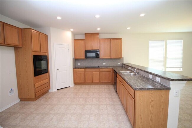 Building Photo - Beautiful one story brick home!