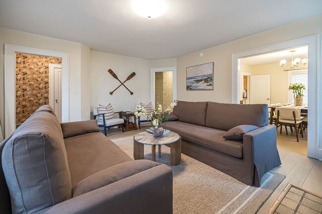 Building Photo - Quaint 4 bedroom Erie Home with Central Air & Garage Parking