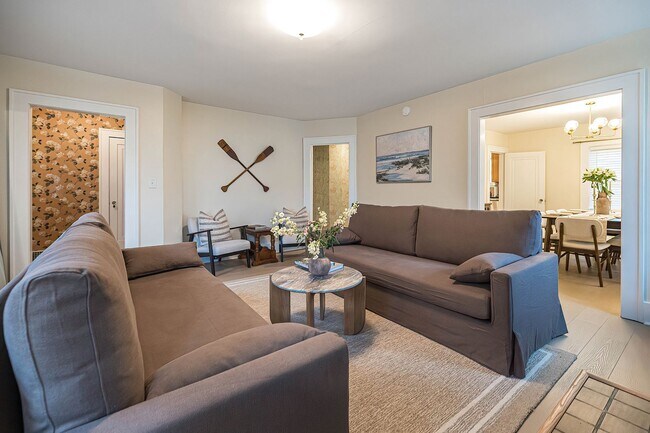 Building Photo - Quaint 4 bedroom Erie Home with Central Air & Garage Parking (Month to Month available)