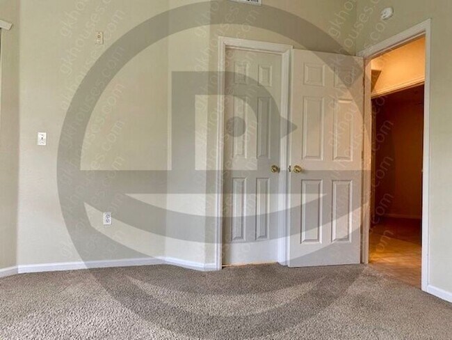 Building Photo - 530 Mohawk Dr