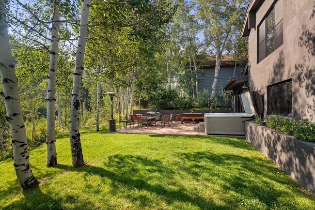 Building Photo - 432 Fairway Dr