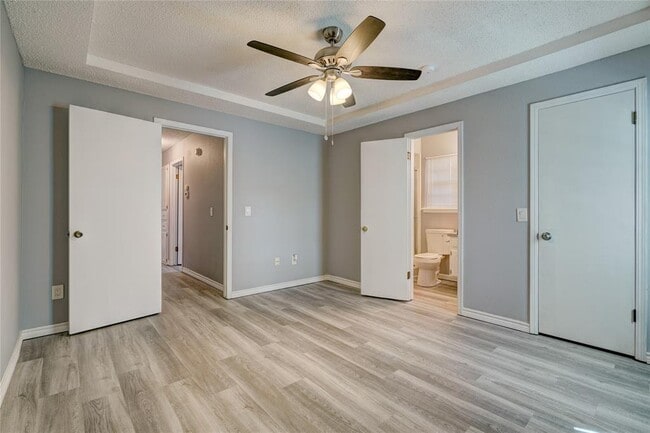 Building Photo - 9913 S Klein Ave