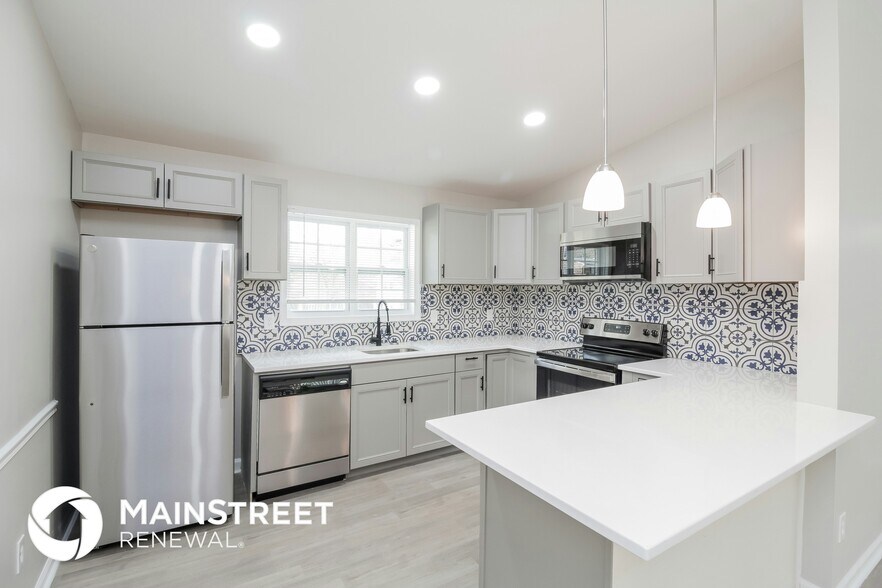 Building Photo - 220 Pine Rd