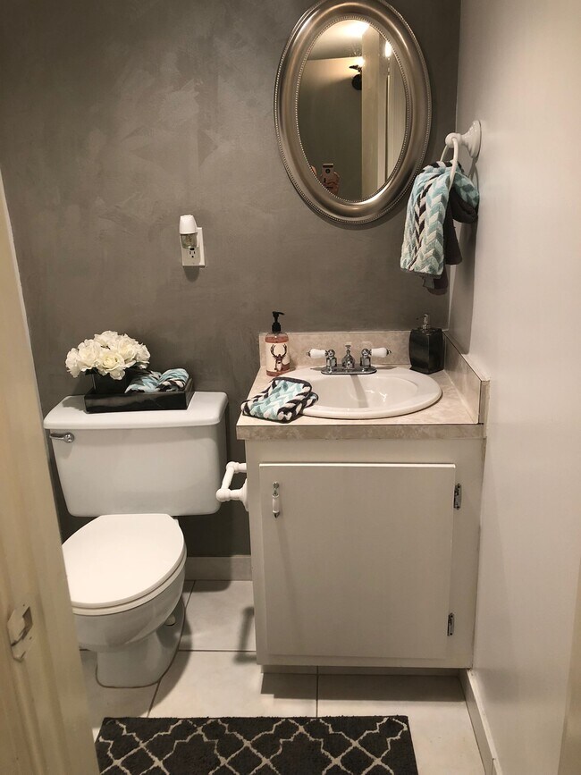 Building Photo - 896 SW 9th Street Cir