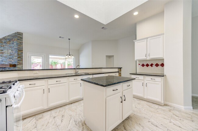 Building Photo - 15831 Laurel Cove