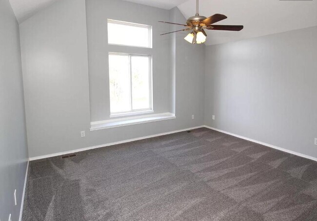 Building Photo - 1119 E Rushwood Dr