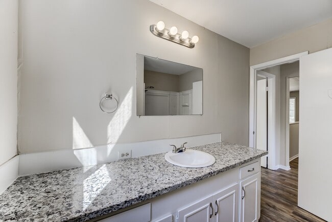 Building Photo - 711 Cherokee Dr