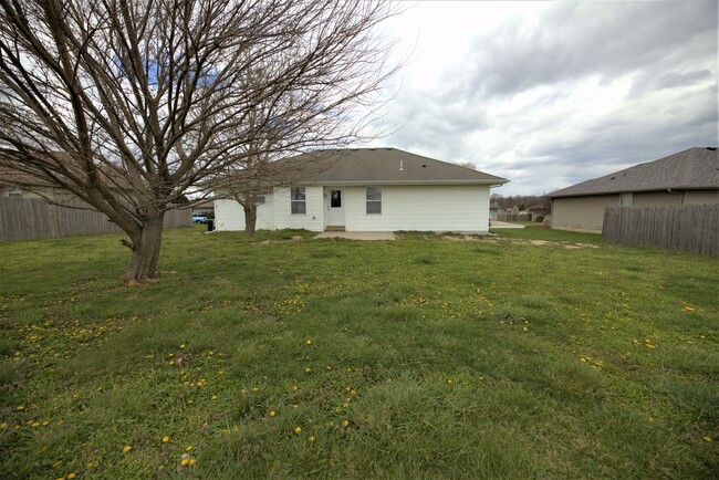 Building Photo - 3 bedroom 2 bathroom home with fence