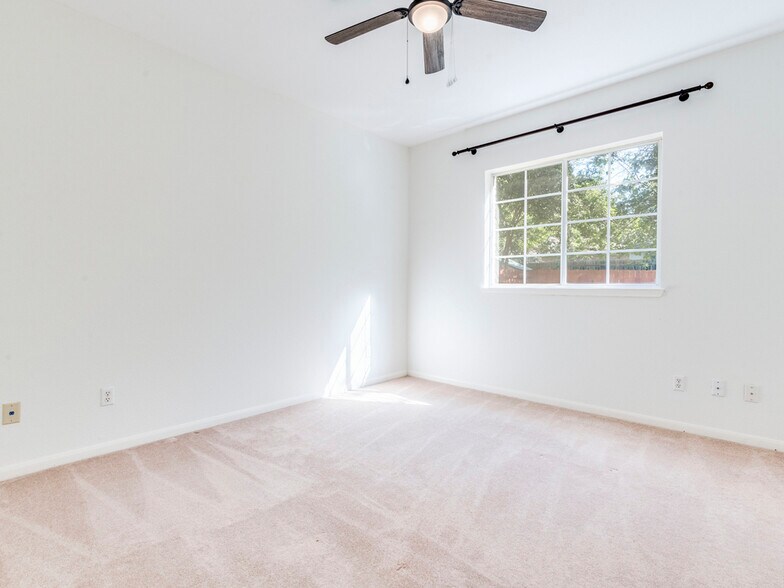 Building Photo - 6911 Gentle Oak Dr