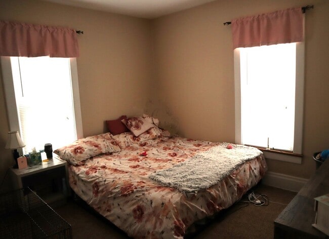 Building Photo - 2-3 bedroom house with 1 car garage in Ind...