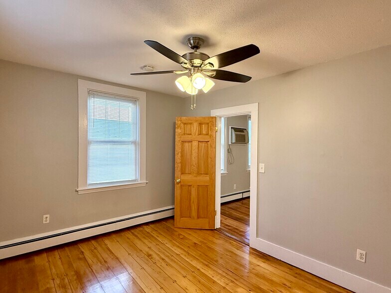 Building Photo - 19 Roberts St