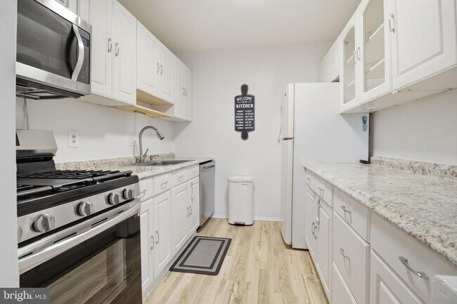 Building Photo - 5250 Valley Forge Dr