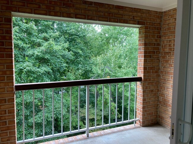 Building Photo - 5926 Cove Landing Rd