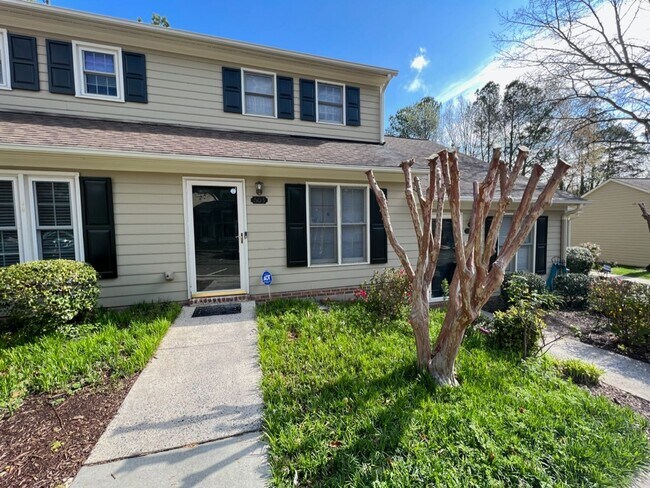 Building Photo - Adorable 2 Bed Townhome Convenient to Duke...