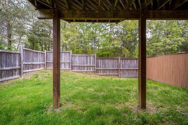 Building Photo - Three-level end unit townhome!