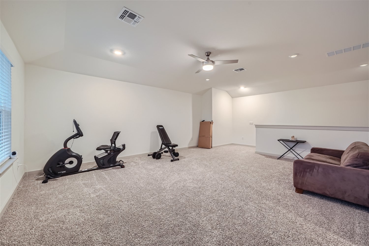 Upstairs Game Room - 1/2 - 10601 Seguin St