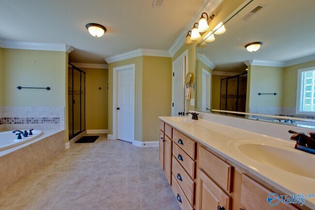 Building Photo - 2801 Centerridge Rd SE